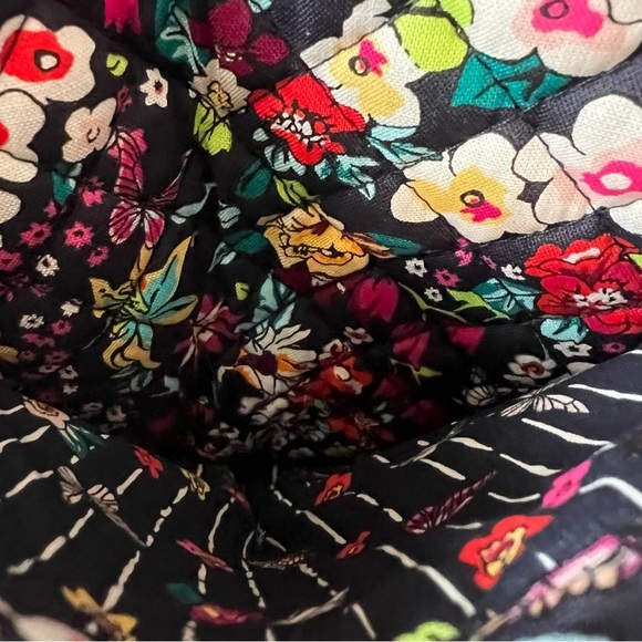 New Modern VERA BRADLEY Itsy Ditsy L Travel Duffle Bag Bandolier Purple Floral - Picture 4 of 13